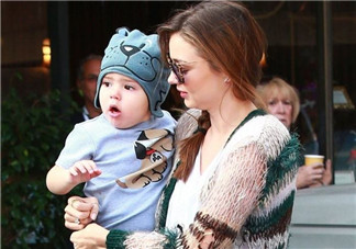 新生儿该怎么抱 外出如何正确抱娃