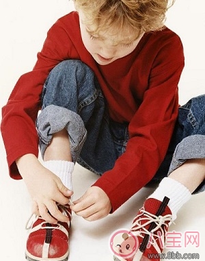 孩子不会系鞋带怎么教 几岁孩子应该要会系鞋带了 孩子不会系鞋带怎么教 几岁孩子应该要会系鞋带了