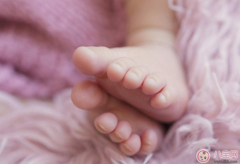 发宝宝出生照怎么配文字说说朋友圈  新生儿出生照发祝福文字短语说说