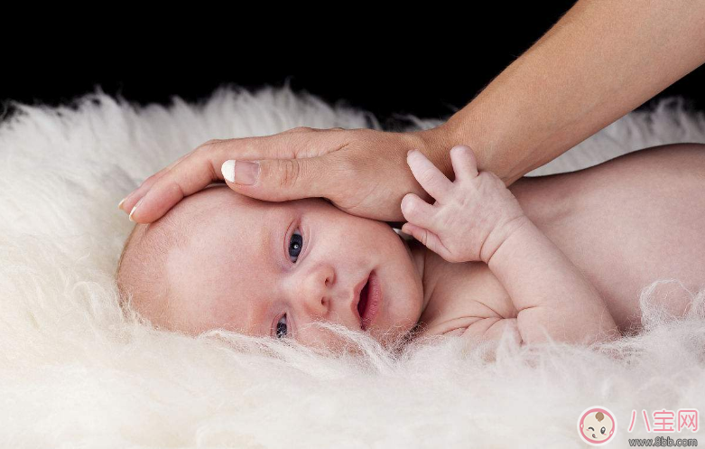 发宝宝出生照怎么配文字说说朋友圈  新生儿出生照发祝福文字短语说说