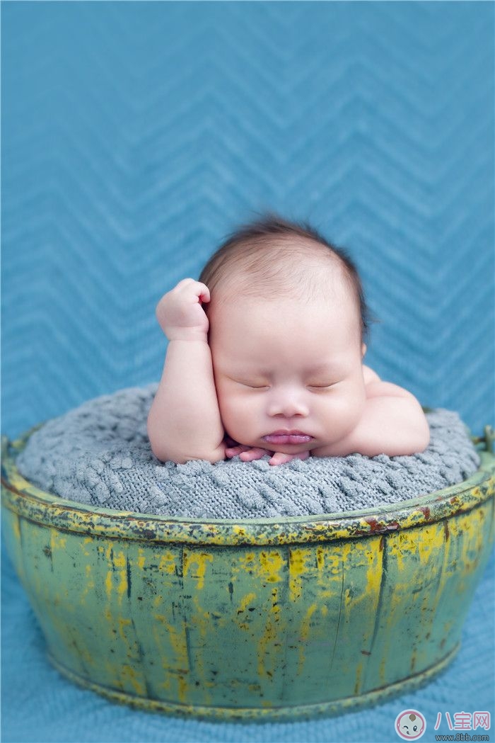 发宝宝出生照怎么配文字说说朋友圈  新生儿出生照发祝福文字短语说说