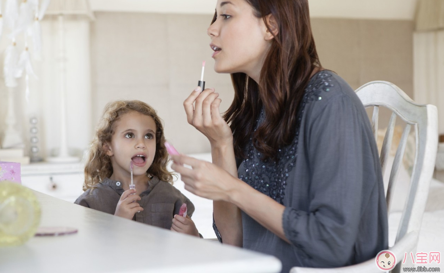 小孩喜欢模仿别人好不好 如何引导孩子模仿行为 小孩喜欢模仿别人好不好 如何引导孩子模仿行为