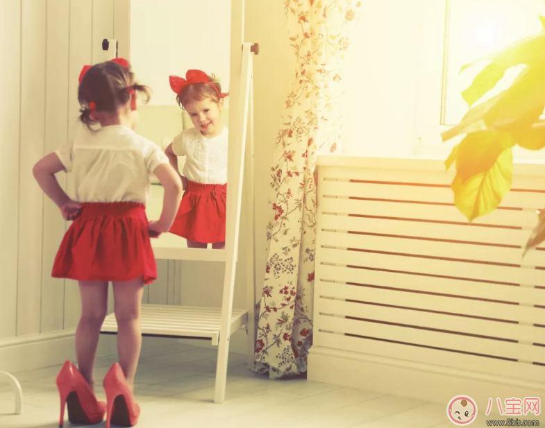 小孩喜欢模仿别人好不好 如何引导孩子模仿行为 小孩喜欢模仿别人好不好 如何引导孩子模仿行为