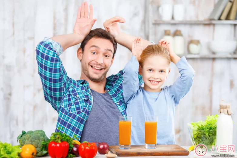 小孩喜欢模仿别人好不好 如何引导孩子模仿行为 小孩喜欢模仿别人好不好 如何引导孩子模仿行为