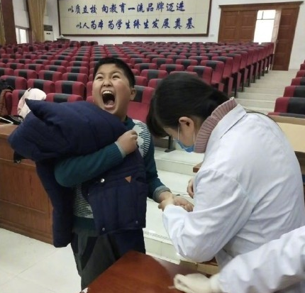 小孩打针的表情包 隔着屏幕都感受到扎心了