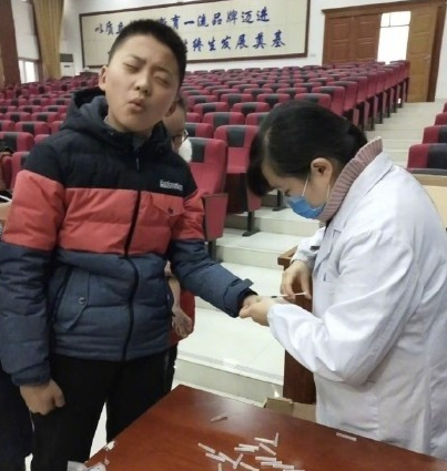 小孩打针的表情包 隔着屏幕都感受到扎心了