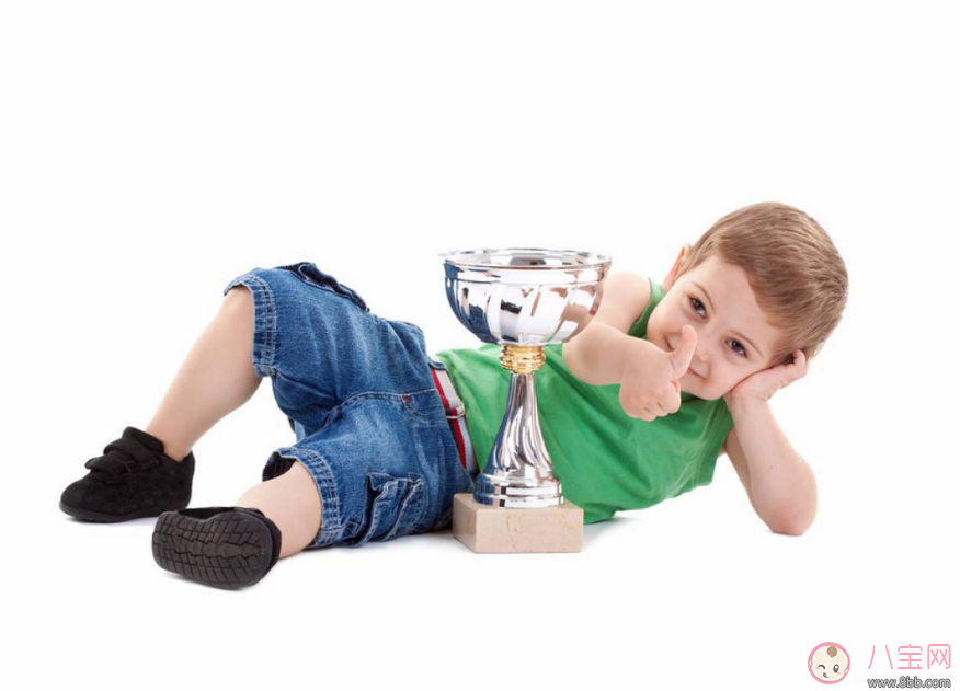 小孩在班里获奖的心情说说 形容孩子获奖的感慨短语 小孩在班里获奖的心情说说 形容孩子获奖的感慨短语