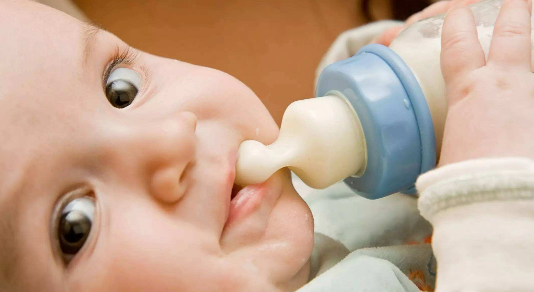 宝宝吃奶粉便秘需要换奶粉吗 怎么泡奶粉改善婴儿便秘