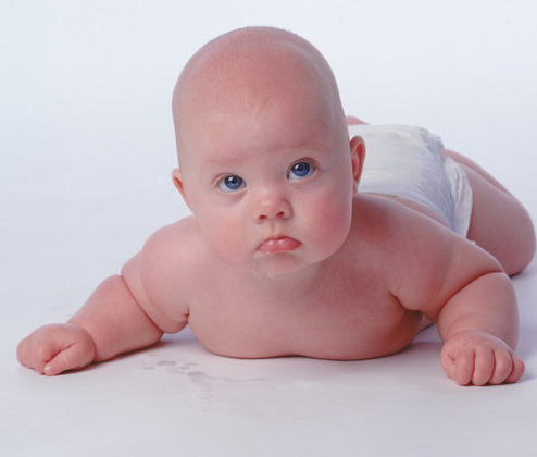 宝宝吐奶喷射状正常吗 宝宝为什么会吐奶