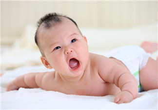 宝宝吐奶喷射状正常吗 宝宝为什么会吐奶