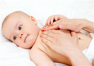 父母如何给婴幼儿按摩 与孩子互动按摩怎么做