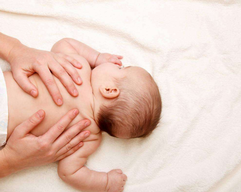 父母如何给婴幼儿按摩 与孩子互动按摩怎么做