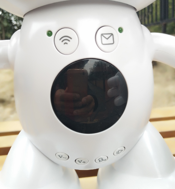 爱童星际小白儿童智能机器人怎么样 爱童星际智能机器人使用测评