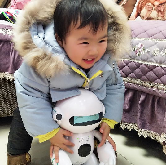 爱童星际小白儿童智能机器人怎么样 爱童星际智能机器人使用测评