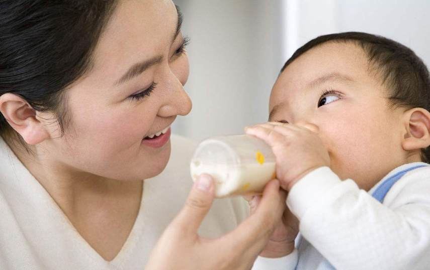 怎么知道一款奶粉适不适合宝宝 孩子不适合一款奶粉有什么表现