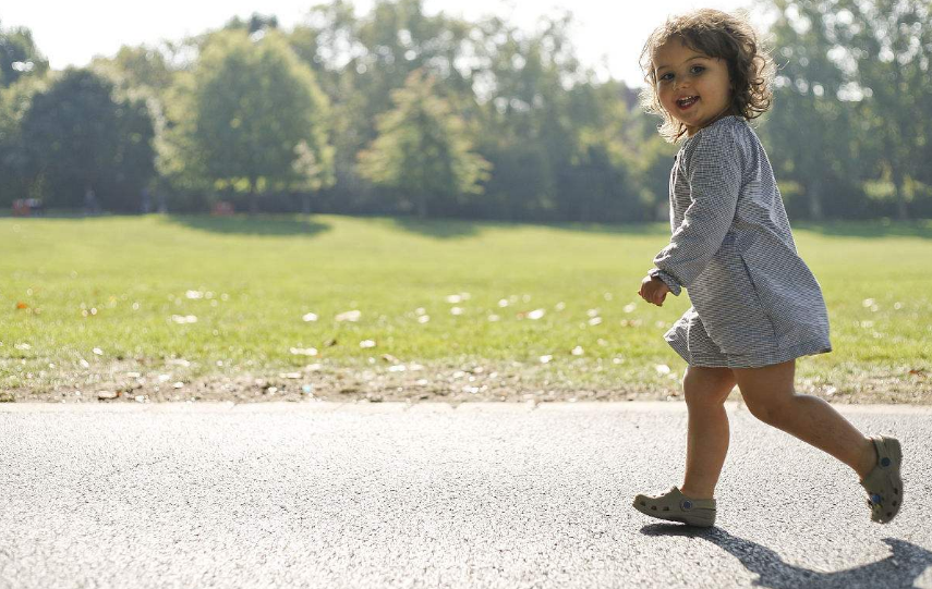 怎么帮助孩子快速学会走路 孩子走路学得慢怎么给他信心
