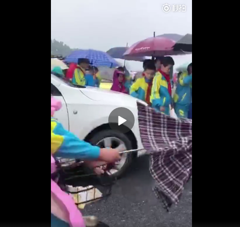 女司机顶学生腿是什么原因 女司机顶学生腿是什么学校发生的事情 女司机顶学生腿是什么原因 女司机顶学生腿是什么学校发生的事情