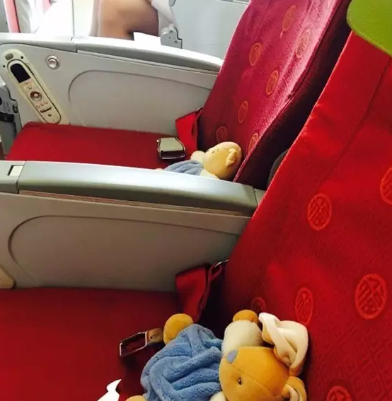 带宝宝坐飞机如何扣安全带 2018国庆节带小孩坐飞机要注意哪些