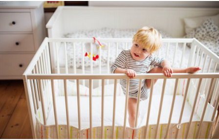 孩子坠床后父母需要注意什么 如何防止婴儿掉床