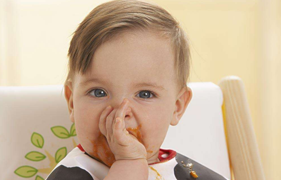 孩子吃手指什么时候干预比较好 怎么帮助孩子戒掉吃手指