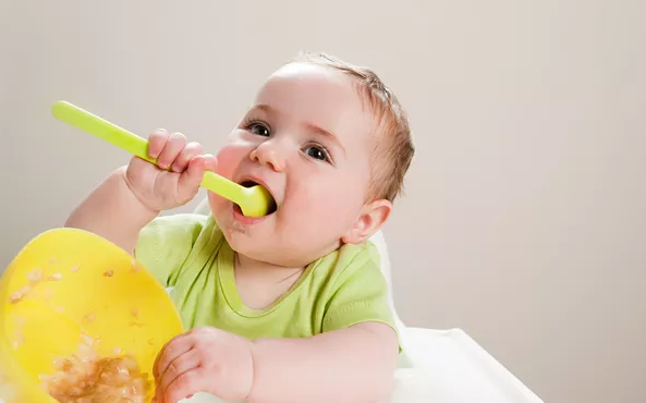 宝宝每天吃多少正常   宝宝每天辅食奶量标准