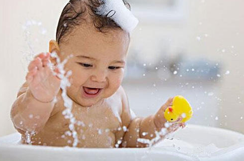 宝宝长湿疹可以洗澡吗  宝宝长湿疹怎么洗澡