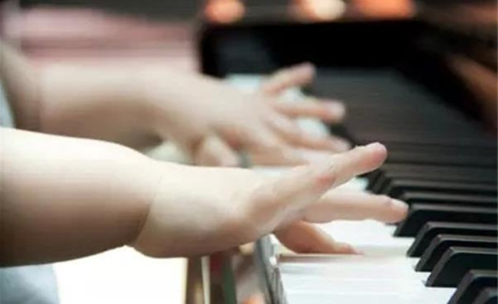 孩子几岁学钢琴比较合适 儿童学钢琴越早越好吗