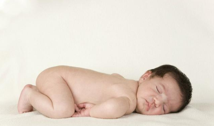 宝宝睡觉满床打滚是什么原因 如何提高宝宝睡眠质量