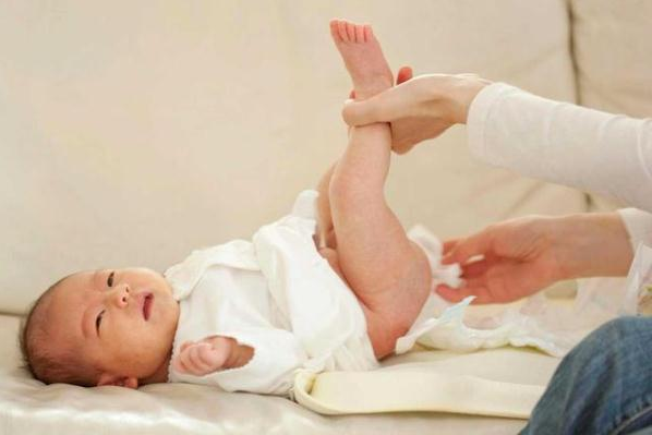 新生儿大便后可以用湿纸巾擦吗 大便后怎么给宝宝擦屁股最好
