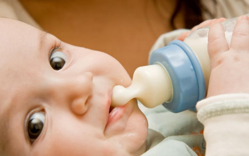 新生儿吐奶的常见表现 新生儿吐奶预防方法