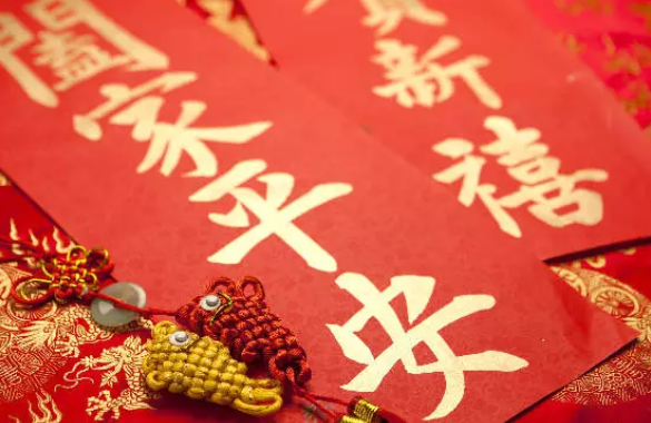 净灶膛,送灶王,灶王上天送吉祥;扫尘土,洗衣物,干干净净迎新年;剪窗花,贴春联,如意吉祥全围绕。猪年小年到了,祝你快快乐乐,没有烦恼! 今天腊月二十三,是北方的小年,南方小年是明天,日子不同,但心愿一样!小年是大年的前奏,是幸福的开场;辞旧迎新小年忙,送走灶王迎吉祥。小年到,祝福亲们合家欢乐迎大年,连年有余福相伴,小年快乐 二三鞭炮入窗来,讶觉新春序幕开!