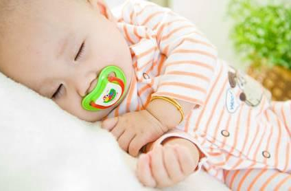 婴儿多大可以使用安抚奶嘴 婴儿使用安抚奶嘴的时间