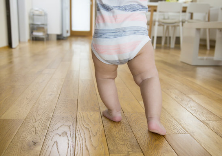 宝宝腿纹不对称是什么原因 宝宝髋骨发育不良如何判断