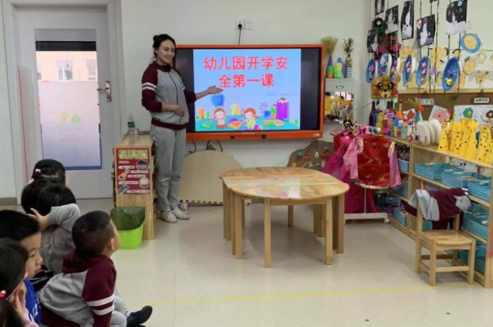 幼儿园中班开学第一课2019 幼儿园开学安全第一课教案  幼儿园开学安全第一课1  开学啦!新学期，新起点，小朋友、大朋友们，你们都准备好了吗?开学第一天，我们积极开展了“开学第一课—安全教育”主题活动。引导幼儿掌握自我保护方法，增强幼儿的安全意识。  园长妈妈对小朋友进行交通安全、防溺水、食品卫生安全、生活安全等教育。  师生观看安全教育视频  安全员提示小朋友们要拒乘五类车，上下学的时候要注意遵守交通规则，乘坐私家车时要主动使用儿童安全座椅并进行了安全知识问答。  各班开学第一课《安全教育》，我们一起学习防溺水、不玩火、安全过马路等，学会保护自己。  家园共育  一、查  1.每天出门前查看孩子所带物品，不带尖锐或有快口的玩具来园。  2.查看孩子身体状态，发现身体异常及时请假就医。  3.查看孩子指甲是否已剪短，以免在园玩耍过程中与同伴互相抓伤。  4.自查孩子着装是否合适，不穿带有绳的衣裤与有鞋带的鞋，以防运动中勾住器械，产生损伤。  二、检  每日进入幼儿园，请先带领孩子配合校医进行晨检，确保入园儿童身体健康。  三、说  1.入园前，孩子有过敏或特殊疾病的请提前告知班级老师和校医，以便于在今后的日子里我们能更好的照顾您的孩子。  2.当孩子发生传染病时，请第一时间与班级老师联系，便于我们尽早采取消毒、隔离，以保证在园其他孩子的身体健康。  四、刷  1.幼儿园是公共场所，为保证每位入园儿童的人身安全，大人进园采取刷卡制度。没带接送卡的家长必须出示身份证后才能入园，若身份证也没带的家长需在校门口等待教师把孩子送到大门口。  2.持接送卡家长放学期间若没空来接孩子，出现临时换人的情况，请事先与班级老师联系并将接送卡转交给代接人，以免无卡无法进园接到孩子。  五、防  天气仍然炎热，严防儿童溺水。不带孩子到野外或陌生水域下水;儿童戏水、游必须有家长照管;下水前做好适当的热身运动。  离园时间  家长来接后，和孩子手拉手离开幼儿园，不让孩子自己乱跑。  告知孩子：如果在园内玩，找不到家长，要找园长妈妈和老师帮助，千万不能自己离开幼儿园去找哦!  新学期，我们始终要把安全装进心里，真正做人人有责任，个个担责任，确保幼儿平安健康、快乐成长!  幼儿园开学安全第一课2  我成长，我快乐——文化路幼儿园开学第一课，安全第一讲活动纪实  当春天迈着轻盈的步伐，微笑的向我们走来，给我们送来一个又一个的热情和期望。在这欣欣向荣的季节里，新的学期开始了，文化路幼儿园的全体师生又迎来了一个崭新的阶段。  在新的学期里，长大的你们将要学习更多的本领，要懂得更多的道理，老师们会一如既往真的陪伴着你们，与你们一起生活、游戏，教你们学会独立、勇敢、自信、乐于探索，把身体锻炼的棒棒的。2月18日，文化路的孩子们和老师们一起延续了开学第一课与安全第一讲的内容。  春为岁首，是希望和梦想的起点。在开学的第一课，老师们带领着孩子们一起感受古诗词的美好与韵律，尝试着去理解春天赋予我们的含义和力量。并用自己灵巧的小手表达心目中的春天。  保证幼儿的安全和健康是一切游戏活动的基础，是每一位幼教工作者的义务和责任。在新学期的第一时间，我们用游戏帮助幼儿建立安全意识，了解安全规则，具备简单的应变能力。  新学期的第一天，孩子们在愉快的游戏中，在欢乐的笑声中，在老师、小朋友们的陪伴中开启美好的幼儿园生活。新的学期，祝愿我们的宝贝们健康快乐的成长，养成更多好习惯，收获更多好朋友。让我们一起加油吧!  幼儿园开学安全第一课3  我们开学啦,经过炎热的暑假，迎来清爽的秋风，五谷幼儿园的小朋友们回到了幸福和谐的大家庭中，拉开了新学期的开学序幕。  9月3日上午 ，五谷幼儿园举行了本学期的第一次升旗仪式和“安全与生命”为主题的开学安全第一课活动。升旗仪式结束后黄园长对我们新学期开始做了重要的讲话，欢迎了我们的老生和新生。  同时我们邀请了综治副校长江玉绍警官为孩子们上了“开学安全第一课”。  江玉绍警官以通俗易懂的语言，以贴近幼儿生活的事例，结合图片让孩子们感知日常生活中行走、过马路、乘车时如何注意交通安全及防止拐骗、火灾逃生等安全知识，让孩子们接受了一次安全教育的熏陶，增强了孩子们的安全防范能力。  升旗仪式结束后，各班教师结合本班幼儿年龄特点，分别围绕“交通安全”、“食品安全”、“消防安全”、“防溺水安全