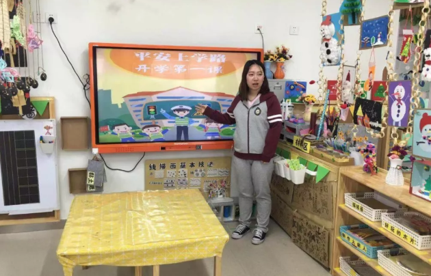 幼儿园中班开学第一课2019 幼儿园开学安全第一课教案  幼儿园开学安全第一课1  开学啦!新学期，新起点，小朋友、大朋友们，你们都准备好了吗?开学第一天，我们积极开展了“开学第一课—安全教育”主题活动。引导幼儿掌握自我保护方法，增强幼儿的安全意识。  园长妈妈对小朋友进行交通安全、防溺水、食品卫生安全、生活安全等教育。  师生观看安全教育视频  安全员提示小朋友们要拒乘五类车，上下学的时候要注意遵守交通规则，乘坐私家车时要主动使用儿童安全座椅并进行了安全知识问答。  各班开学第一课《安全教育》，我们一起学习防溺水、不玩火、安全过马路等，学会保护自己。  家园共育  一、查  1.每天出门前查看孩子所带物品，不带尖锐或有快口的玩具来园。  2.查看孩子身体状态，发现身体异常及时请假就医。  3.查看孩子指甲是否已剪短，以免在园玩耍过程中与同伴互相抓伤。  4.自查孩子着装是否合适，不穿带有绳的衣裤与有鞋带的鞋，以防运动中勾住器械，产生损伤。  二、检  每日进入幼儿园，请先带领孩子配合校医进行晨检，确保入园儿童身体健康。  三、说  1.入园前，孩子有过敏或特殊疾病的请提前告知班级老师和校医，以便于在今后的日子里我们能更好的照顾您的孩子。  2.当孩子发生传染病时，请第一时间与班级老师联系，便于我们尽早采取消毒、隔离，以保证在园其他孩子的身体健康。  四、刷  1.幼儿园是公共场所，为保证每位入园儿童的人身安全，大人进园采取刷卡制度。没带接送卡的家长必须出示身份证后才能入园，若身份证也没带的家长需在校门口等待教师把孩子送到大门口。  2.持接送卡家长放学期间若没空来接孩子，出现临时换人的情况，请事先与班级老师联系并将接送卡转交给代接人，以免无卡无法进园接到孩子。  五、防  天气仍然炎热，严防儿童溺水。不带孩子到野外或陌生水域下水;儿童戏水、游必须有家长照管;下水前做好适当的热身运动。  离园时间  家长来接后，和孩子手拉手离开幼儿园，不让孩子自己乱跑。  告知孩子：如果在园内玩，找不到家长，要找园长妈妈和老师帮助，千万不能自己离开幼儿园去找哦!  新学期，我们始终要把安全装进心里，真正做人人有责任，个个担责任，确保幼儿平安健康、快乐成长!  幼儿园开学安全第一课2  我成长，我快乐——文化路幼儿园开学第一课，安全第一讲活动纪实  当春天迈着轻盈的步伐，微笑的向我们走来，给我们送来一个又一个的热情和期望。在这欣欣向荣的季节里，新的学期开始了，文化路幼儿园的全体师生又迎来了一个崭新的阶段。  在新的学期里，长大的你们将要学习更多的本领，要懂得更多的道理，老师们会一如既往真的陪伴着你们，与你们一起生活、游戏，教你们学会独立、勇敢、自信、乐于探索，把身体锻炼的棒棒的。2月18日，文化路的孩子们和老师们一起延续了开学第一课与安全第一讲的内容。  春为岁首，是希望和梦想的起点。在开学的第一课，老师们带领着孩子们一起感受古诗词的美好与韵律，尝试着去理解春天赋予我们的含义和力量。并用自己灵巧的小手表达心目中的春天。  保证幼儿的安全和健康是一切游戏活动的基础，是每一位幼教工作者的义务和责任。在新学期的第一时间，我们用游戏帮助幼儿建立安全意识，了解安全规则，具备简单的应变能力。  新学期的第一天，孩子们在愉快的游戏中，在欢乐的笑声中，在老师、小朋友们的陪伴中开启美好的幼儿园生活。新的学期，祝愿我们的宝贝们健康快乐的成长，养成更多好习惯，收获更多好朋友。让我们一起加油吧!  幼儿园开学安全第一课3  我们开学啦,经过炎热的暑假，迎来清爽的秋风，五谷幼儿园的小朋友们回到了幸福和谐的大家庭中，拉开了新学期的开学序幕。  9月3日上午 ，五谷幼儿园举行了本学期的第一次升旗仪式和“安全与生命”为主题的开学安全第一课活动。升旗仪式结束后黄园长对我们新学期开始做了重要的讲话，欢迎了我们的老生和新生。  同时我们邀请了综治副校长江玉绍警官为孩子们上了“开学安全第一课”。  江玉绍警官以通俗易懂的语言，以贴近幼儿生活的事例，结合图片让孩子们感知日常生活中行走、过马路、乘车时如何注意交通安全及防止拐骗、火灾逃生等安全知识，让孩子们接受了一次安全教育的熏陶，增强了孩子们的安全防范能力。  升旗仪式结束后，各班教师结合本班幼儿年龄特点，分别围绕“交通安全”、“食品安全”、“消防安全”、“防溺水安全