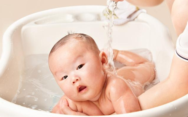 宝宝湿疹可以洗澡吗 宝宝起湿疹洗澡需要注意什么