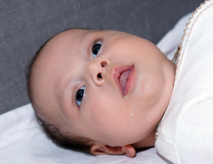 宝宝吐奶和溢奶有什么区别 如何预防吐奶和溢奶