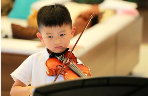 孩子拉小提琴的正确姿势 孩子拉小提琴声音难听怎么办