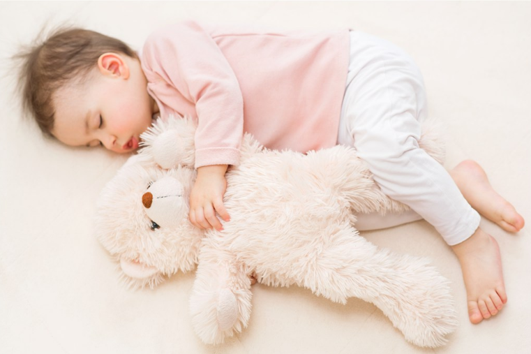 宝宝睡觉哪种睡姿比较安全 怎么减少孩子婴儿猝死综合征的可能