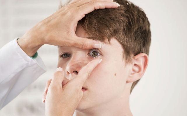 如何发现孩子的眼睛有问题 有效控制近视的方法