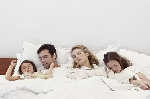孩子多大分床睡合适 什么时候要和孩子分床睡