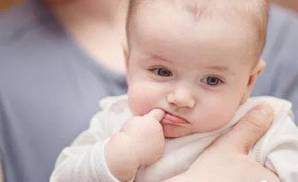 宝宝使用安抚奶嘴会患中耳炎吗 宝宝使用安抚奶嘴要注意什么