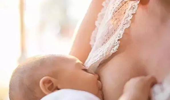 给宝宝喂奶怎么避免呛奶 正确给宝宝喂奶的方法
