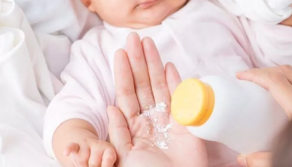 宝宝淹脖子可以用爽身粉吗 宝宝淹脖子用爽身粉护理好不好 宝宝淹脖子可以用爽身粉吗 宝宝淹脖子用爽身粉护理好不好