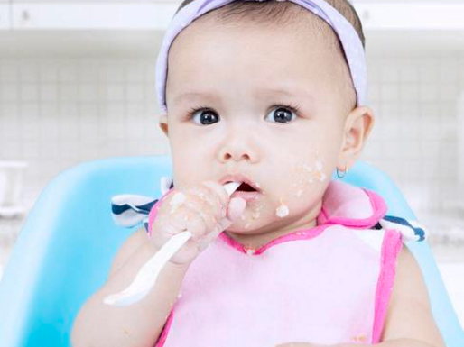 宝宝吃饭总是咬勺子是怎么回事 宝宝爱咬勺子怎么办
