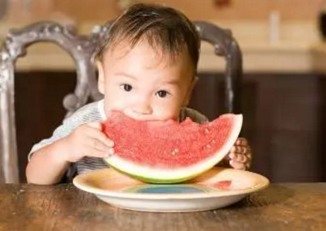 孩子咳嗽了能吃西瓜吗 夏季孩子吃西瓜要注意什么