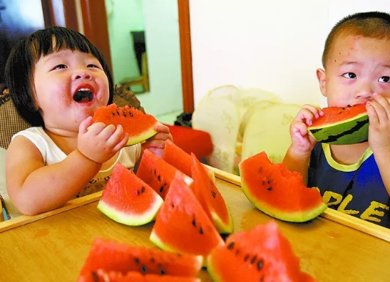 孩子咳嗽了能吃西瓜吗 夏季孩子吃西瓜要注意什么