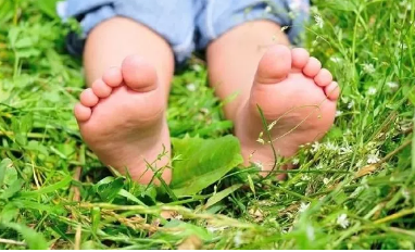宝宝光脚走路会影响健康吗 宝宝光脚走路有什么好处