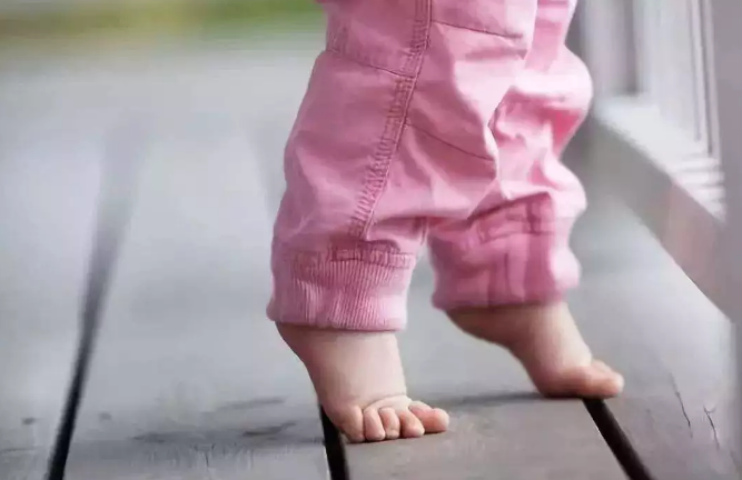 步前鞋学步鞋机能鞋有什么区别 刚刚学走路的宝宝怎么买鞋