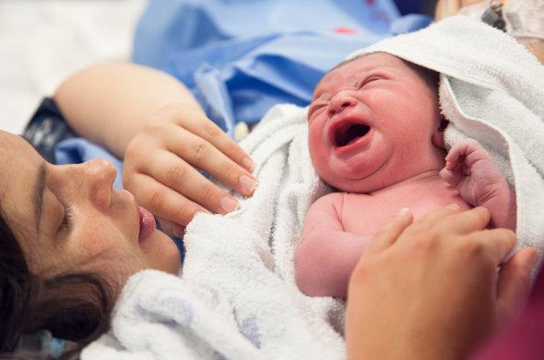 宝宝身上白色的胎脂要不要清除 保留胎脂对宝宝有什么作用